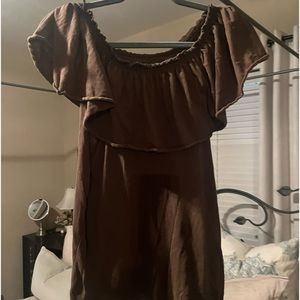 Off the shoulder flowy top worn once. Can easily be tied or left to flow. Size s